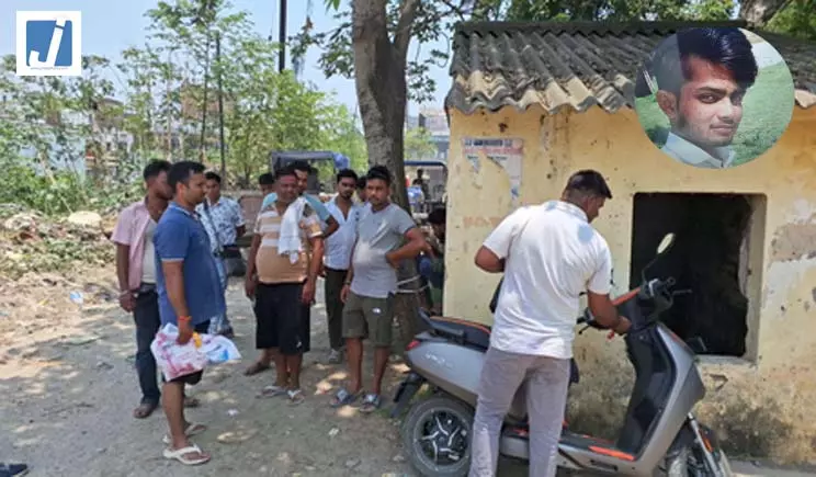 शादीशुदा प्रेमिका से मिलने पहुंचे युवक की पीट-पीटकर हत्या, परिजनों ने दोनों को रंगेहाथ पकड़ा शादीशुदा प्रेमिका से मिलने पहुंचे युवक की पीट-पीटकर हत्या, परिजनों ने दोनों को रंगेहाथ पकड़ा