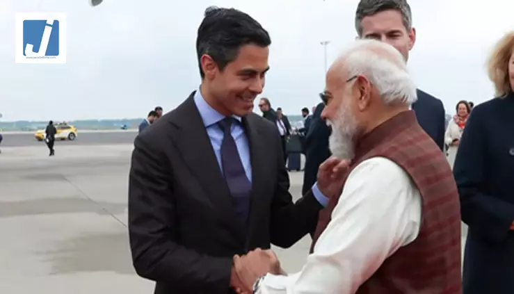 नीदरलैंड दौरे के बाद स्वीडन रवाना हुए प्रधानमंत्री मोदी, पीएम रॉब जेटन ने एयरपोर्ट पर दी खास अंदाज में विदाई नीदरलैंड दौरे के बाद स्वीडन रवाना हुए प्रधानमंत्री मोदी, पीएम रॉब जेटन ने एयरपोर्ट पर दी खास अंदाज में विदाई