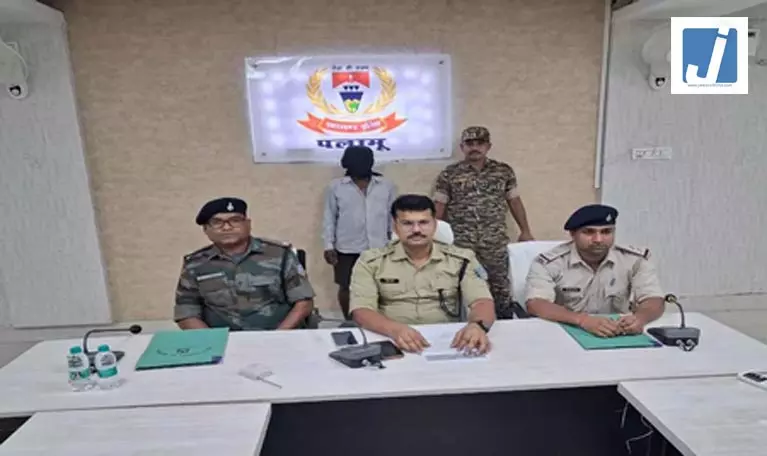 मौसेरी बहन से शादी की जिद पर अड़े युवक की लाठी से पीटकर हत्या, आरोपी गिरफ्तार मौसेरी बहन से शादी की जिद पर अड़े युवक की लाठी से पीटकर हत्या, आरोपी गिरफ्तार