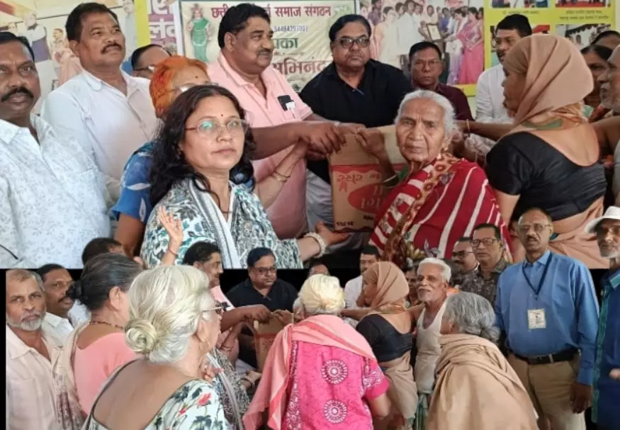 बेसहारा बुजुर्गों को खाद्य सामान का वितरण बेसहारा बुजुर्गों को खाद्य सामान का वितरण