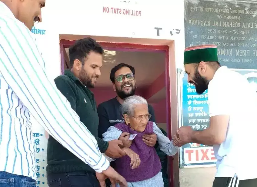 Shimla: शतकवीर बुजुर्गों ने बढ़ाया मतदान का उत्साह Shimla: शतकवीर बुजुर्गों ने बढ़ाया मतदान का उत्साह