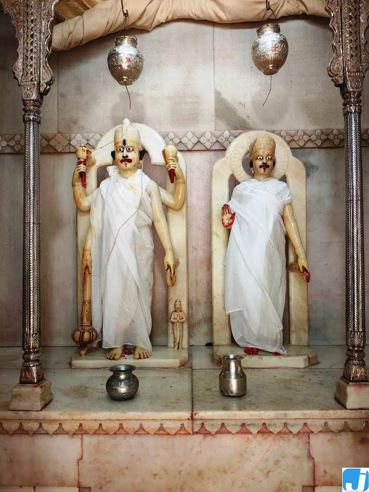 लक्ष्मीनारायण मंदिर में अधिकमास में हुआ मंत्रोच्चार के साथ भगवान का पंचामृत अभिषेक लक्ष्मीनारायण मंदिर में अधिकमास में हुआ मंत्रोच्चार के साथ भगवान का पंचामृत अभिषेक