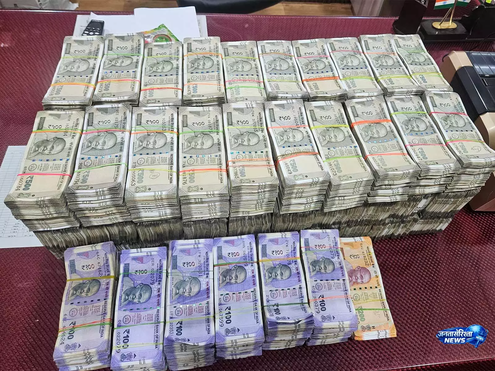 Gujarat Police ने दाहोद में एक कार से 2 करोड़ रुपये से अधिक की बेहिसाब नकदी ज़ब्त की Gujarat Police ने दाहोद में एक कार से 2 करोड़ रुपये से अधिक की बेहिसाब नकदी ज़ब्त की