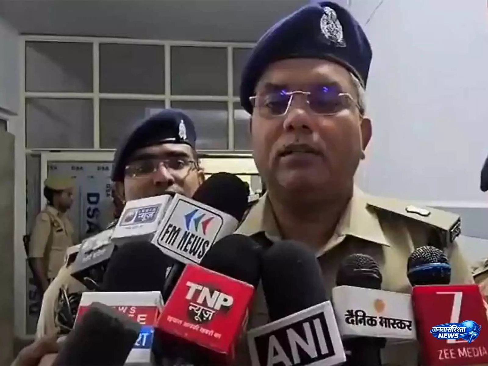 Etah में पुलिस चेकपॉइंट पर फायरिंग के बाद हथियारबंद अपराधी गिरफ्तार, देसी पिस्तौल और बाइक बरामद Etah में पुलिस चेकपॉइंट पर फायरिंग के बाद हथियारबंद अपराधी गिरफ्तार, देसी पिस्तौल और बाइक बरामद