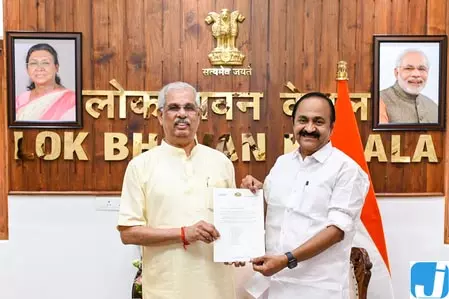 सतीशन ने 20 सदस्यीय यूडीएफ मंत्रिमंडल का किया ऐलान, संतुलन साधने की कोशिश दिखी सतीशन ने 20 सदस्यीय यूडीएफ मंत्रिमंडल का किया ऐलान, संतुलन साधने की कोशिश दिखी