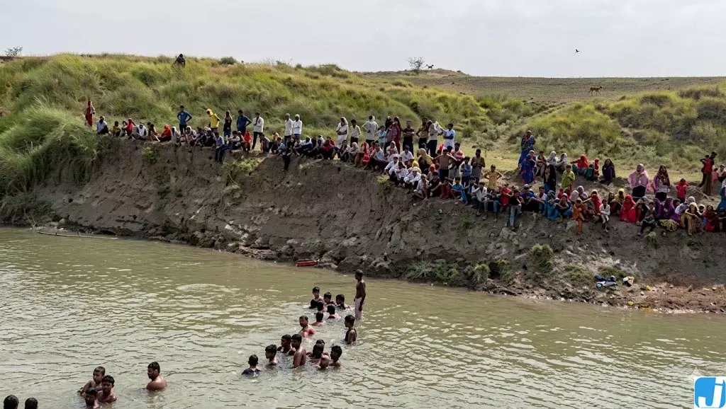 बड़ा हादसा: यमुना नदी में डूबने से 4 युवकों की मौत, दो गंभीर बड़ा हादसा: यमुना नदी में डूबने से 4 युवकों की मौत, दो गंभीर