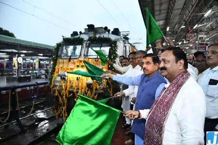 बेंगलुरु-मुंबई एक्सप्रेस का पहला सफर शुरू, कर्नाटक-महाराष्ट्र के बीच मजबूत होगा संपर्क बेंगलुरु-मुंबई एक्सप्रेस का पहला सफर शुरू, कर्नाटक-महाराष्ट्र के बीच मजबूत होगा संपर्क