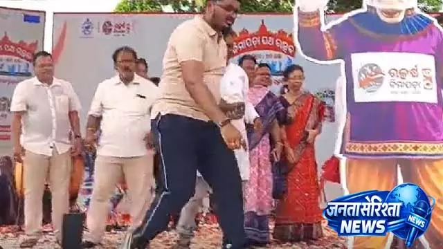 निमापाड़ा पाठा उत्सव में मंच पर लगी आग, डिप्टी CM की मौजूदगी में मची अफरा-तफरी निमापाड़ा पाठा उत्सव में मंच पर लगी आग, डिप्टी CM की मौजूदगी में मची अफरा-तफरी