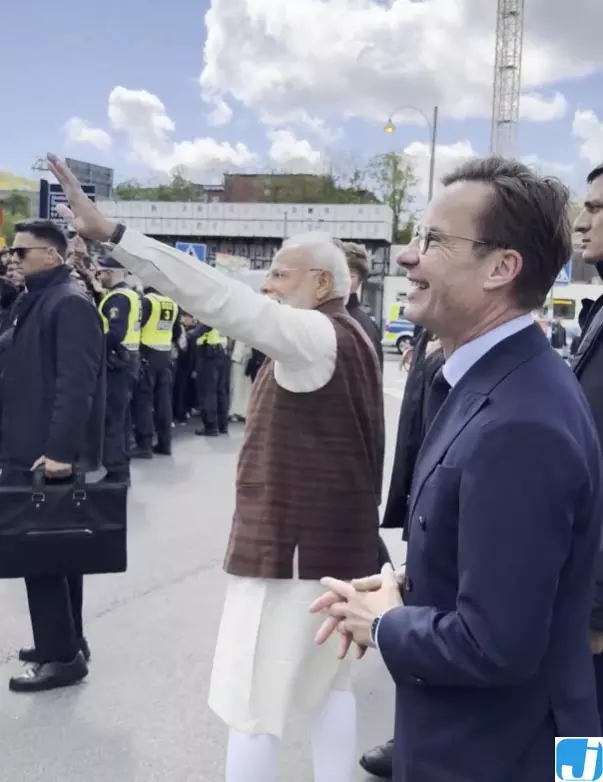 गोथेनबर्ग में पीएम मोदी की प्रवासी भारतीयों से मुलाकात गोथेनबर्ग में पीएम मोदी की प्रवासी भारतीयों से मुलाकात