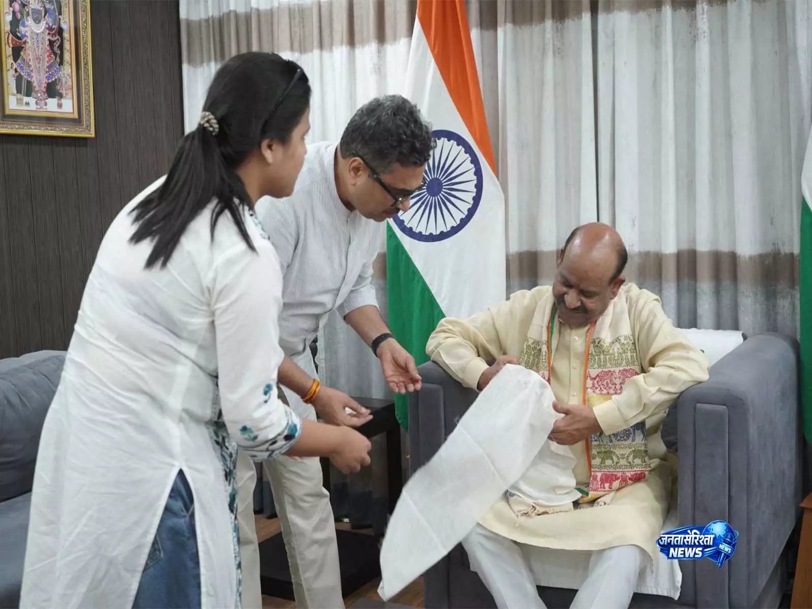 कोटा डोरिया और एरी सिल्क के टेक्सटाइल फ्यूजन से पीएम मोदी के 5F विजन को मिलेगी गति: Om Birla कोटा डोरिया और एरी सिल्क के टेक्सटाइल फ्यूजन से पीएम मोदी के 5F विजन को मिलेगी गति: Om Birla