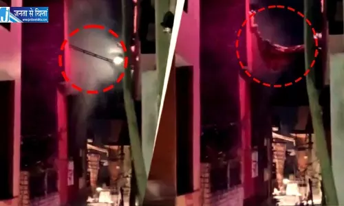 आग से बच्चों को बचाया, कारोबारी की पत्नी की मौत आग से बच्चों को बचाया, कारोबारी की पत्नी की मौत