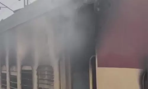 रेलवे स्टेशन पर खड़ी पैसेंजर ट्रेन में लगी आग