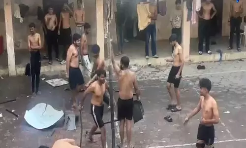 DAVV हॉस्टल : फाइनल ईयर स्टूडेंट्स ने फर्नीचर तोड़ा, सुबह 4 बजे तक सेमी-न्यूड डांस, वीडियो वायरल DAVV हॉस्टल : फाइनल ईयर स्टूडेंट्स ने फर्नीचर तोड़ा, सुबह 4 बजे तक सेमी-न्यूड डांस, वीडियो वायरल