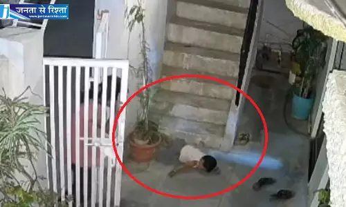 बालकनी से नीचे जमीन में गिरी बच्ची, एकदम सुरक्षित बालकनी से नीचे जमीन में गिरी बच्ची, एकदम सुरक्षित