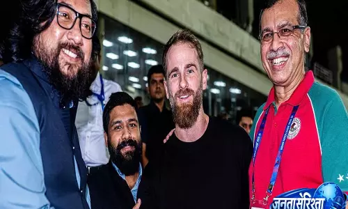 केन विलियमसन ने संजीव गोयनका के साथ कोलकाता डर्बी का आनंद लिया केन विलियमसन ने संजीव गोयनका के साथ कोलकाता डर्बी का आनंद लिया