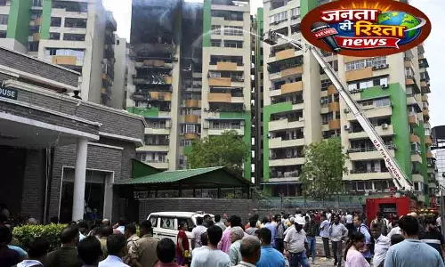 Gurugram सोसायटी के नौवें फ्लोर के फ्लैट में आग लग गई Gurugram सोसायटी के नौवें फ्लोर के फ्लैट में आग लग गई