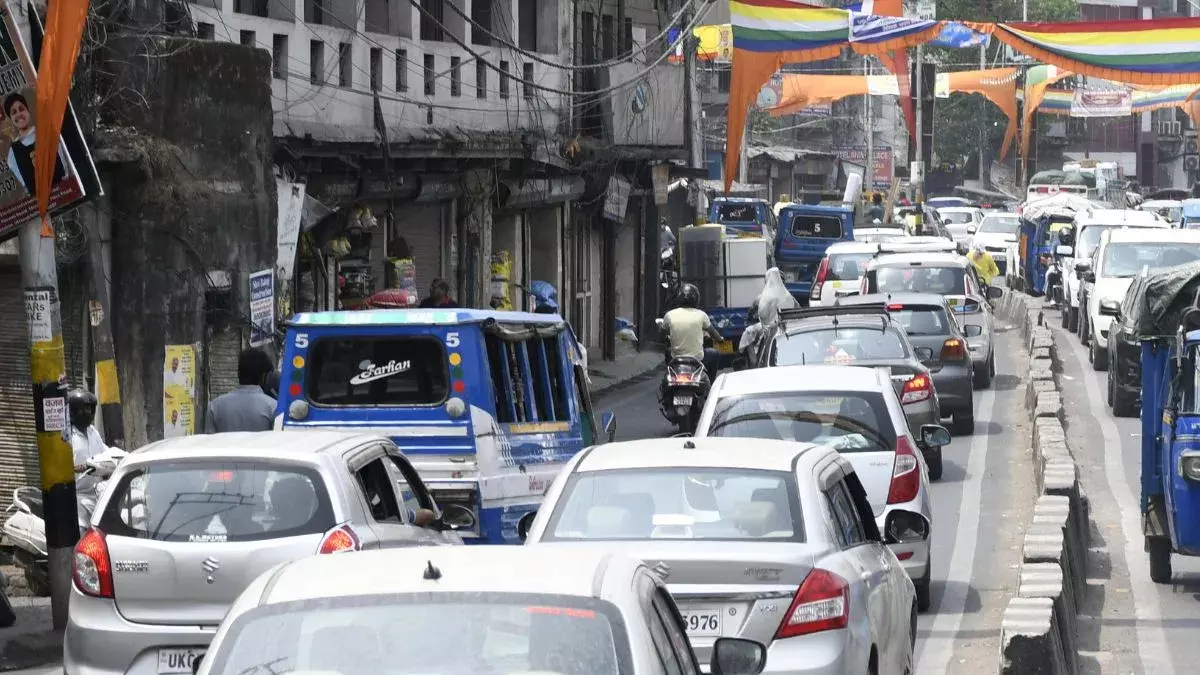 Dehradun: यात्रा मार्ग पर नियम तोड़ने वाले 32 वाहनों पर शिकंजा Dehradun: यात्रा मार्ग पर नियम तोड़ने वाले 32 वाहनों पर शिकंजा