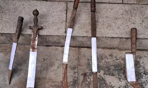 Reasi: कटरा में नाका चेकिंग के दौरान धारदार हथियार मिलने से हड़कंप Reasi: कटरा में नाका चेकिंग के दौरान धारदार हथियार मिलने से हड़कंप