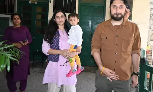 Mandi: मंडी उपायुक्त ने लाइन में लगकर किया मतदान Mandi: मंडी उपायुक्त ने लाइन में लगकर किया मतदान