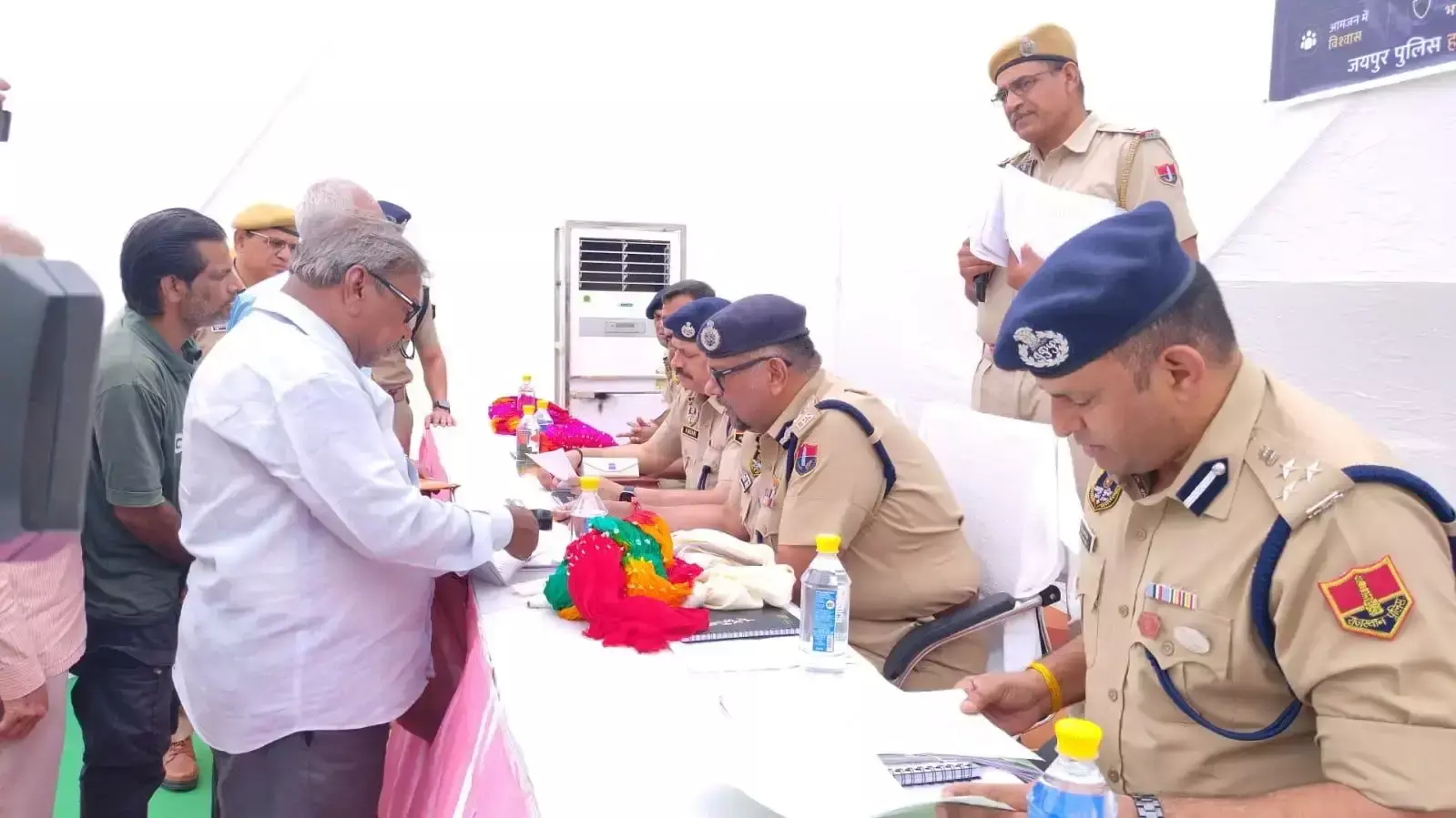 Jaipur: रामगंज थाने में जनसुनवाई, लोगों की समस्याएं मौके पर सुलझीं Jaipur: रामगंज थाने में जनसुनवाई, लोगों की समस्याएं मौके पर सुलझीं