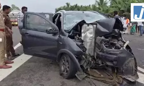 डिवाइडर से टकराई तेज रफ्तार कार, तीन महिलाओं समेत पांच की मौत