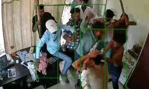 लाठी-डंडों से हमला, कॉलेज छात्र समेत 2 घायल लाठी-डंडों से हमला, कॉलेज छात्र समेत 2 घायल