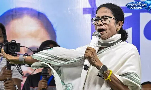 Mamata Banerjee ने बेदखली अभियान को बताया ‘बुलडोजर पॉलिटिक्स’, गरीबों पर असर को लेकर जताई चिंता Mamata Banerjee ने बेदखली अभियान को बताया ‘बुलडोजर पॉलिटिक्स’, गरीबों पर असर को लेकर जताई चिंता