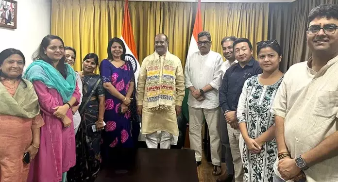 विकास मंत्रालय ने पूर्वोत्तर के एरी सिल्क और कोटा डोरिया के मिश्रण से प्रीमियम कपड़ा बनाने की संभावना तलाशी विकास मंत्रालय ने पूर्वोत्तर के एरी सिल्क और कोटा डोरिया के मिश्रण से प्रीमियम कपड़ा बनाने की संभावना तलाशी