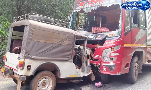 Kollur के पास दाली क्षेत्र में टूरिस्ट जीप और इंसुलेटर ट्रांसपोर्ट टेम्पो की टक्कर, दो की मौत