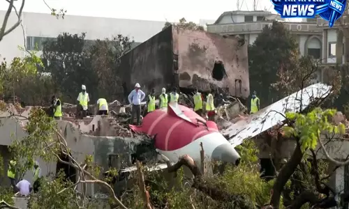Air India crash: मुर्दाघर में व्यक्ति ने बताया, पायलट अभी भी कंट्रोल में Air India crash: मुर्दाघर में व्यक्ति ने बताया, पायलट अभी भी कंट्रोल में