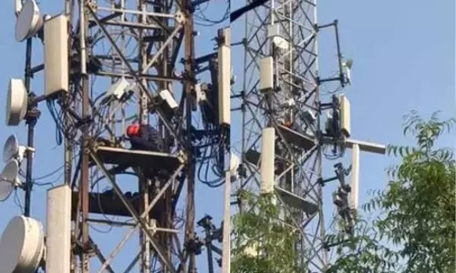 आशिक का ड्रामा, प्रेमिका से शादी की जिद पर मोबाइल टावर पर चढ़ा युवक