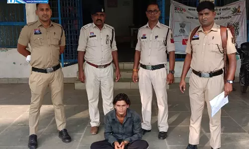 तलवार लेकर पड़ोसी के घर में घुसा युवक, बोलेरो और बाइक में तोड़फोड़
