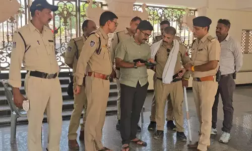 Ujjain: उज्जैन महाकाल मंदिर में VIP दर्शन व्यवस्था की जांच Ujjain: उज्जैन महाकाल मंदिर में VIP दर्शन व्यवस्था की जांच