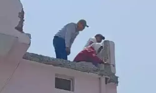 Jabalpur: 220 केवी लाइन में खराबी पर इंजीनियरों ने पाया नियंत्रण Jabalpur: 220 केवी लाइन में खराबी पर इंजीनियरों ने पाया नियंत्रण