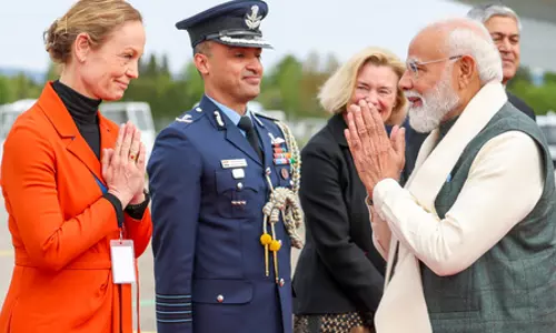 नॉर्वे पहुंचे PM मोदी, हवाई अड्डे पर पीएम स्टोरे ने किया स्वागत नॉर्वे पहुंचे PM मोदी, हवाई अड्डे पर पीएम स्टोरे ने किया स्वागत