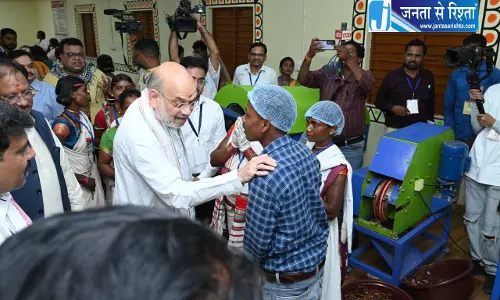 केंद्रीय गृहमंत्री अमित शाह ने चखा बस्तर की इमली का स्वाद केंद्रीय गृहमंत्री अमित शाह ने चखा बस्तर की इमली का स्वाद