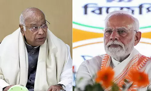 Kharge का केंद्र सरकार पर हमला, ईंधन कीमतों में बढ़ोतरी और महंगाई को लेकर लगाए गंभीर आरोप Kharge का केंद्र सरकार पर हमला, ईंधन कीमतों में बढ़ोतरी और महंगाई को लेकर लगाए गंभीर आरोप