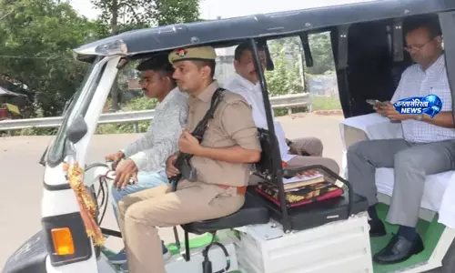 UP : पर्यावरण संरक्षण के संदेश के साथ जिलाधिकारी ने ई-रिक्शा से किया कार्यालय का सफर
