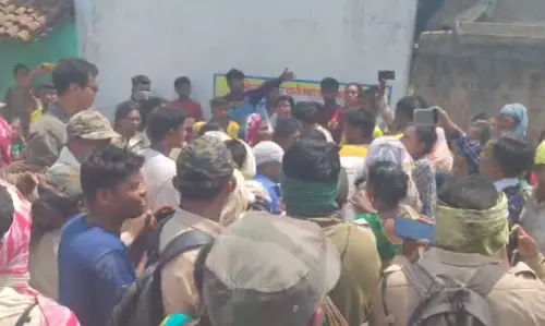 गरियाबंद पहुंचे डिप्टी डायरेक्टर पर हमला, टूट पड़े अतिक्रमणकारी गरियाबंद पहुंचे डिप्टी डायरेक्टर पर हमला, टूट पड़े अतिक्रमणकारी