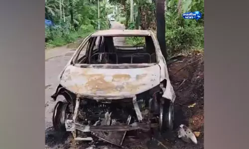 Kerala : सड़क किनारे खड़ी कार में लगी आग, वाहन पूरी तरह जलकर खाक