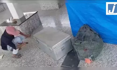 बाप रे! ट्रेन में मिली महिला की बिना सिर वाली लाश, कई हिस्सों में बरामद हुआ शव