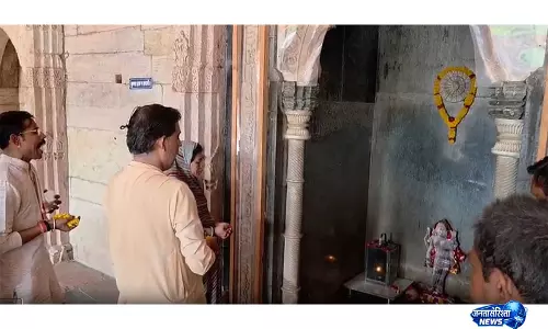 MP हाई कोर्ट के फ़ैसले के बाद भोजशाला मंदिर में श्रद्धालु देवी सरस्वती की पूजा-अर्चना कर रहे