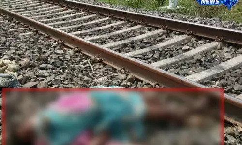 रेलवे ट्रैक के पास युवती का शव मिलने से सनसनी, हत्या की आशंका रेलवे ट्रैक के पास युवती का शव मिलने से सनसनी, हत्या की आशंका