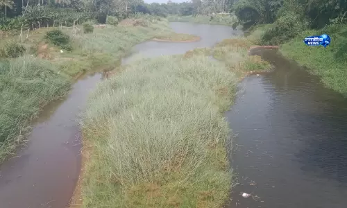Kerala : रेत खनन से पंबा नदी का स्वरूप बदला, नदी सिमटकर नहर जैसी बनी Kerala : रेत खनन से पंबा नदी का स्वरूप बदला, नदी सिमटकर नहर जैसी बनी