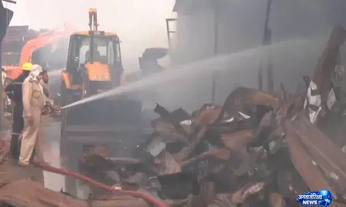 मध्य प्रदेश: Indore के एक गोदाम में लगी भीषण आग मध्य प्रदेश: Indore के एक गोदाम में लगी भीषण आग