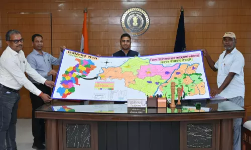 शिवकुमार ने हस्तनिर्मित जिले का नक्शा कलेक्टर को किया भेंट