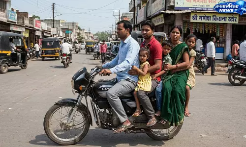 Indore : बाइक-टैंकर टक्कर में एक ही परिवार के 3 लोगों की मौत Indore : बाइक-टैंकर टक्कर में एक ही परिवार के 3 लोगों की मौत