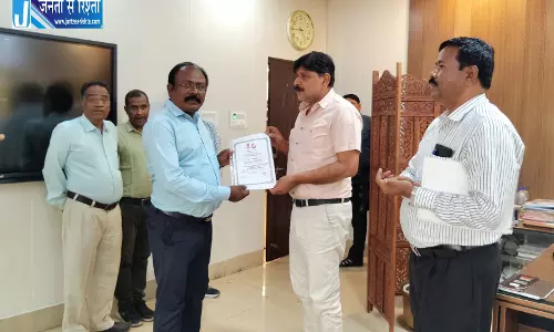 सजग रेलकर्मियों को मंडल रेल प्रबंधक दयानंद ने किया सम्मानित सजग रेलकर्मियों को मंडल रेल प्रबंधक दयानंद ने किया सम्मानित