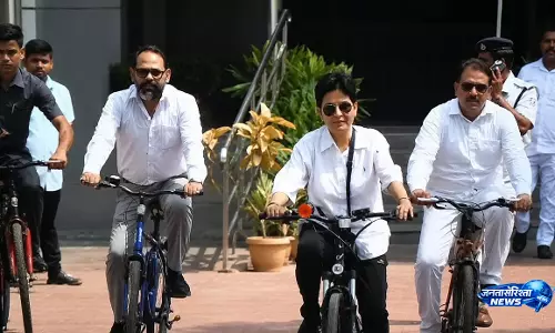 ऊर्जा संकट के बीच Odisha हाईकोर्ट के तीन जज साइकिल से पहुंचे कोर्ट ऊर्जा संकट के बीच Odisha हाईकोर्ट के तीन जज साइकिल से पहुंचे कोर्ट