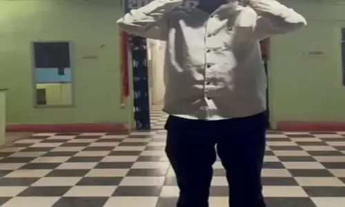 थाने में रील बनाना पड़ा महंगा, युवक पकड़ा गया, फिर देखें VIDEO... थाने में रील बनाना पड़ा महंगा, युवक पकड़ा गया, फिर देखें VIDEO...